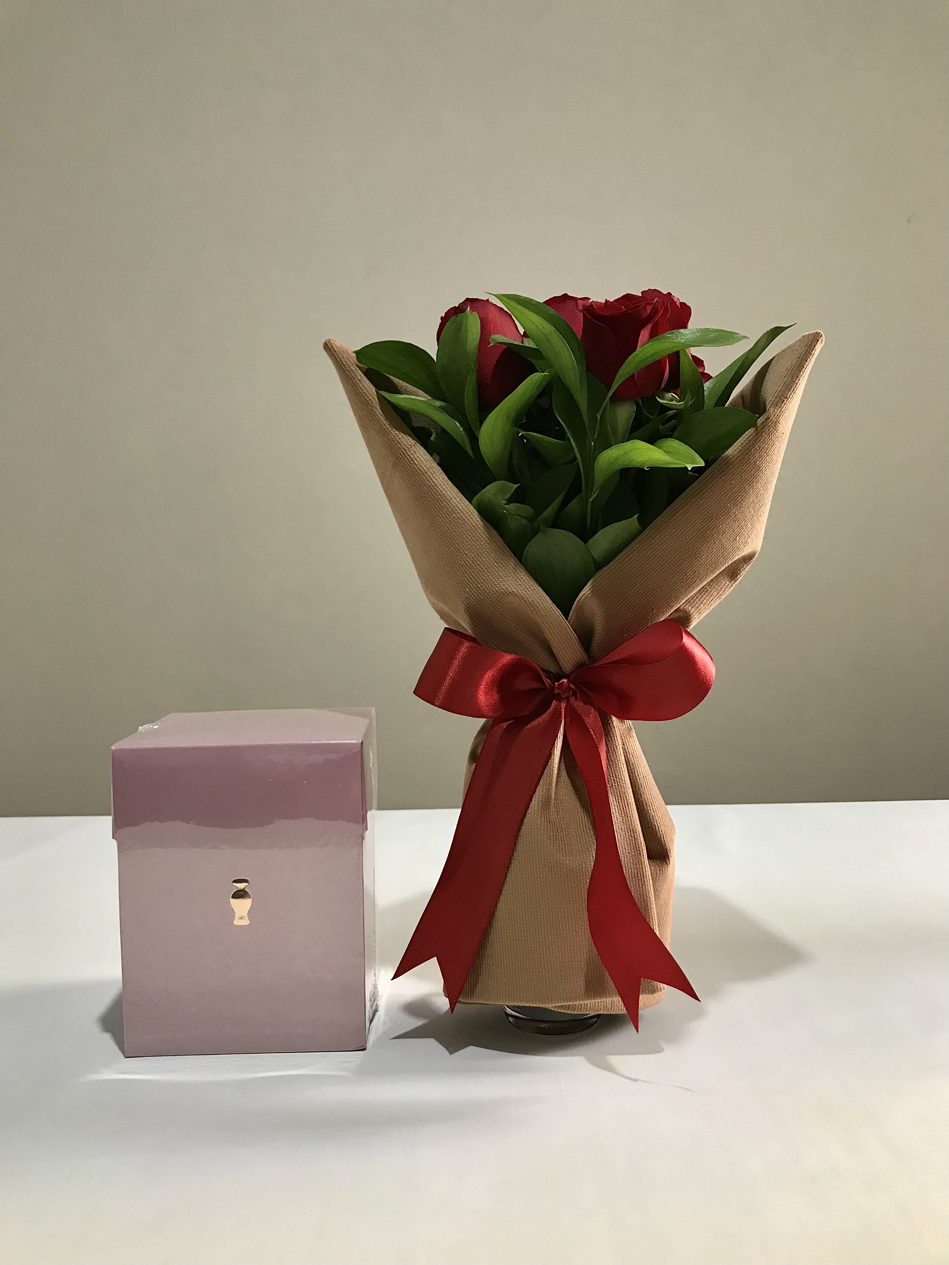 Mãe Te Amo - Buquê de Rosas Naturais com kit OBoticário.